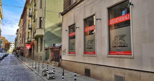 ulica ze znakami na boku budynku w obiekcie Apartment 11 w mieście Sofia