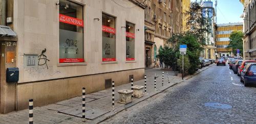 una calle adoquinada con postes delante de un edificio en Apartment 11, en Sofía