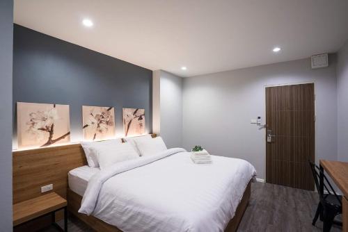 Un pat sau paturi într-o cameră la VILLA23 Residence