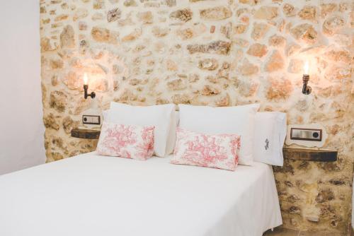 ベナオカスにあるNavazosの石壁のベッドルーム1室(白いベッド1台、枕付)