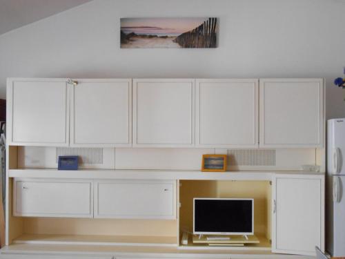 - un bureau blanc avec un ordinateur dans l'établissement Studio Grau du Roi avec jardin, au Grau-du-Roi