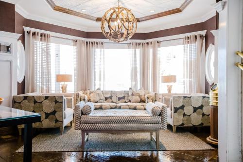 a living room with a couch and a chandelier at Danfords Hotel & Marina in Port Jefferson Station