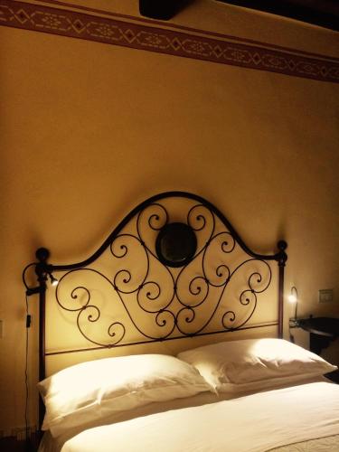 a headboard of a bed in a bedroom at Le Antiche Mura in Semproniano