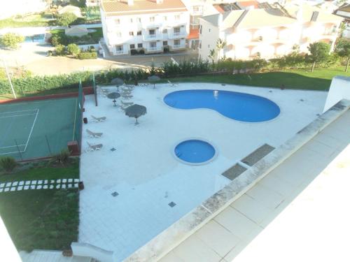 Pogled na bazen u objektu Lovely 1 Bed Apartment - Vista das Ondas ili u blizini