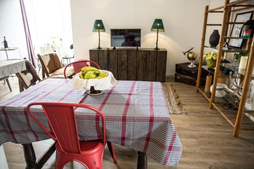 un tavolo rosso con un cesto di frutta sopra di Apartment Serrão a Funchal