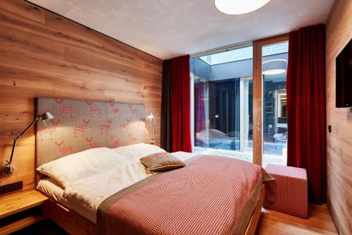 ブラームベルク・アム・ヴィルトコーゲルにあるAlpenmaisonette Gipfelstürmerのベッドルーム1室(ベッド1台、大きな窓付)