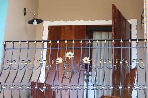 a wrought iron fence with flowers on it at Edelweiss Pomerode in Pomerode