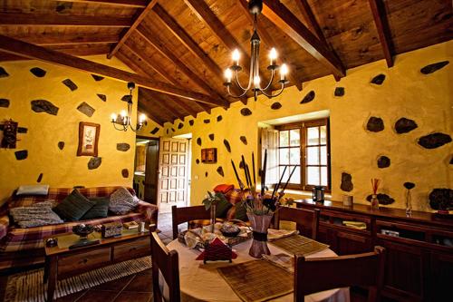 uma sala de estar com uma mesa e um sofá em Casa Rural El Rincón de Antonia em Agulo