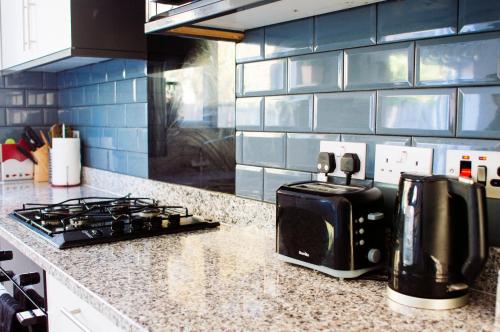 eine Küchentheke mit Kaffeemaschine und Toaster in der Unterkunft Grenville in London