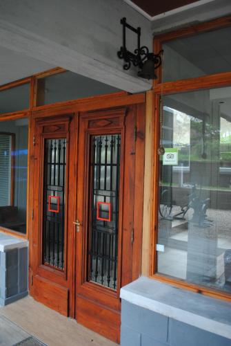 a pair of wooden doors on a building at Complejo Sakura in Villa Gesell