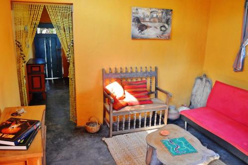 sala de estar con sofá y mesa en Puka Wasi Posada en Tarapoto