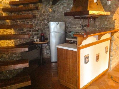 cocina con nevera de acero inoxidable y encimera en Il Torretto en Brisighella