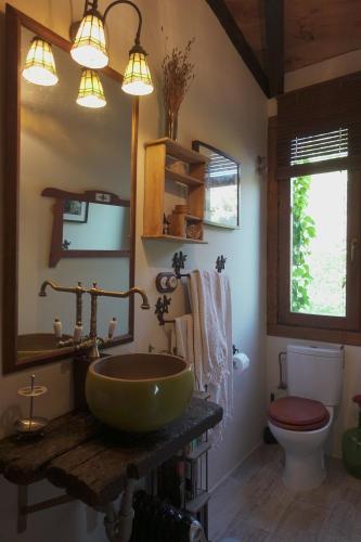 a bathroom with a green sink and a toilet at Las Horas Perdidas in Manzanares el Real