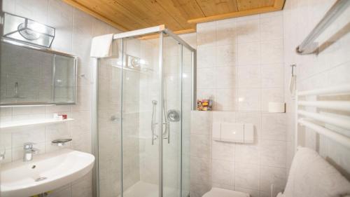 a bathroom with a shower and a sink at Haus Veidlis, Familie Obkircher in Sankt Jakob in Defereggen