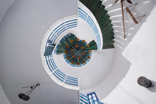 una vista aérea de una escalera de caracol con reloj en Kerame Studios & Apartments, en Evdilos