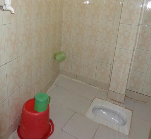 Bilik mandi di Luxmi Hotel