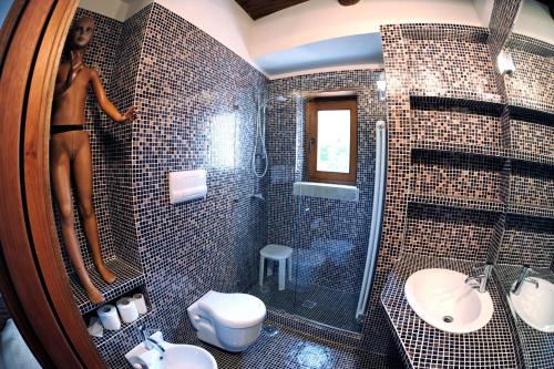 een badkamer met een paspop die in de douche staat bij La Casa di Ester nel Cilento in Angellara