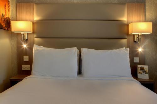 Postel nebo postele na pokoji v ubytování Best Western Pontypool Metro Hotel
