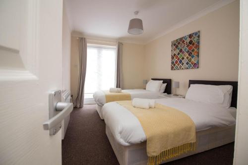 En eller flere senger på et rom på StayZo Penthouse Accommodation 1- Premier Lodge