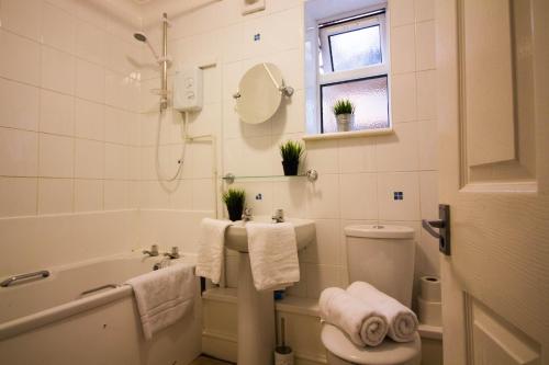 Ванна кімната в StayZo Penthouse Accommodation 1- Premier Lodge