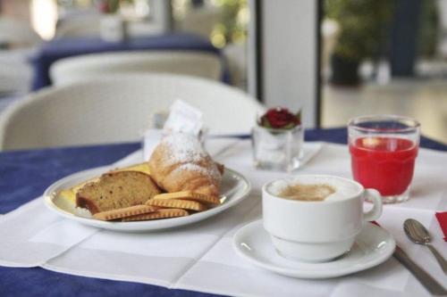 uma mesa com um prato de pão e uma chávena de café em Les 5 lanternes by Clara em Dakar