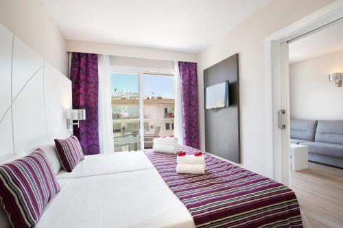 
Ein Bett oder Betten in einem Zimmer der Unterkunft Mar Hotels Playa de Muro Suites
