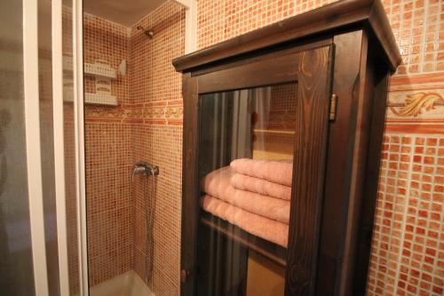a bathroom with a glass cabinet with towels in it at Callao Salvaje in Callao Salvaje
