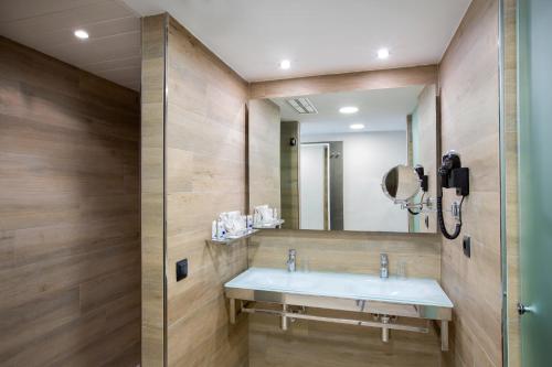 Koupelna v ubytování Mar Hotels Playa de Muro Suites