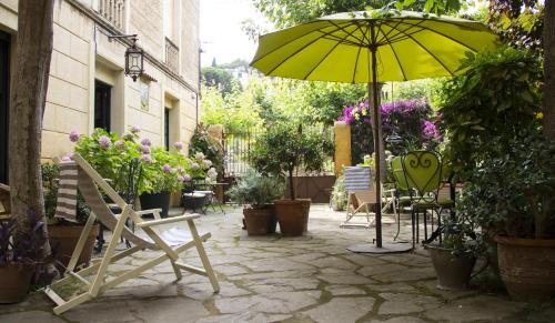 Un patio o zona al aire libre en Caldescans Bed&Breakfast