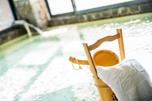 大安区にあるHu Shan Hot Spring Hotelのスイミングプールの横に椅子
