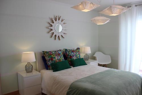 カバナス・デ・タビラにあるCaia Formosaのベッドルーム1室(ベッド1台、壁掛け鏡付)