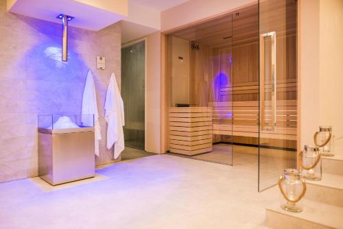La salle de bains est pourvue d'un lavabo et d'une douche. dans l'établissement Residence Désirée Classic & Design, à Merano