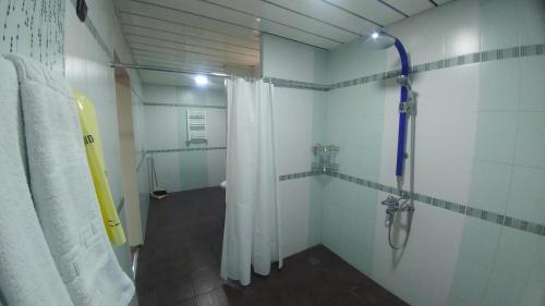 Ett badrum på Cross Health Spa Center