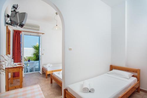 1 dormitorio con cama y vistas al océano en Fragos Apartments, en Santa Maria