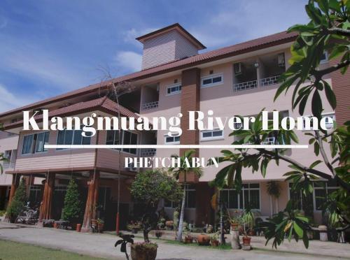 Ein Gebäude mit den Worten, wie man den Fluss nach Hause schleudert. in der Unterkunft Klang Muang River Home in Phetchabun