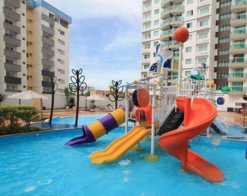 una piscina con un parque acuático con un tobogán en Apartamentos Riviera, en Caldas Novas