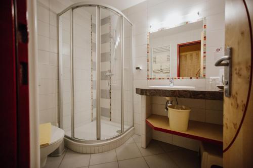 Bilik mandi di Hotel Garni Zerza