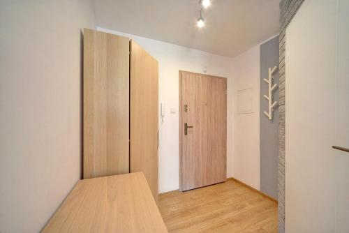 カルパチにあるRomantycznyのクローゼットと木製のドアが備わる部屋