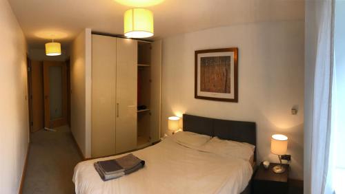 ダブリンにあるCosy En-Suite Double Room in City Centreのベッドルーム1室(白いベッド1台、照明2つ付)
