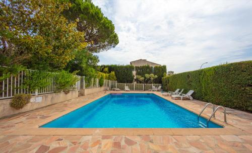 - une piscine dans une cour avec 2 chaises longues dans l'établissement Studios 10 & 11 BY HOTEL DES LICES, à Saint-Tropez