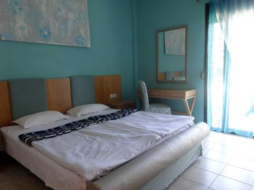 A bed or beds in a room at Villa Maria Apartments