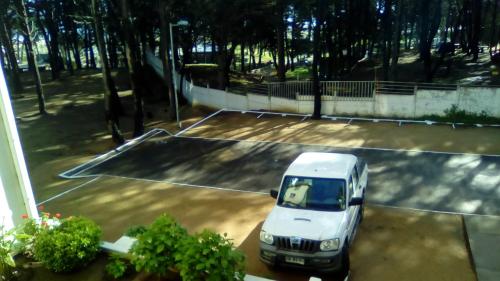 a white truck parked in a parking lot at Departamento Bosques del Tabo in El Tabo
