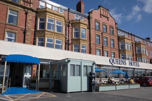 ブラックプールにあるQueens Hotelのレンガ造りの建物前の店