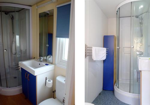 due foto di un bagno con lavandino e doccia di Parque De Campismo Orbitur Guincho a Cascais
