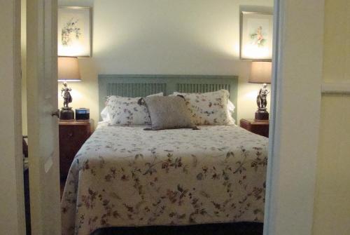 Una cama o camas en una habitación de Jingle Bells Square Cottage-Historic District-Bright- Fireplace