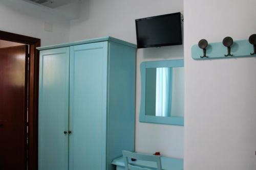 une armoire bleue avec une télévision en haut dans l'établissement Hotel Eugenio, à Ischia