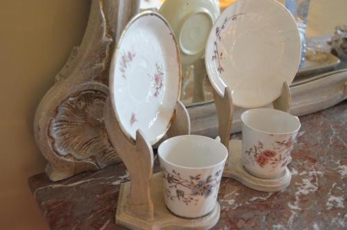 a mirror and two cups on a counter at Les Glaneuses in Mettet