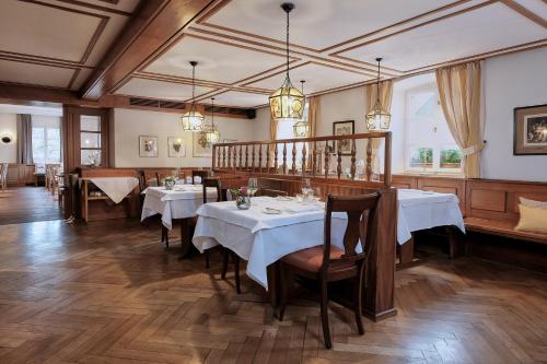 a dining room with tables and chairs in a restaurant at Flair Hotel Schwanen in Bad Bellingen