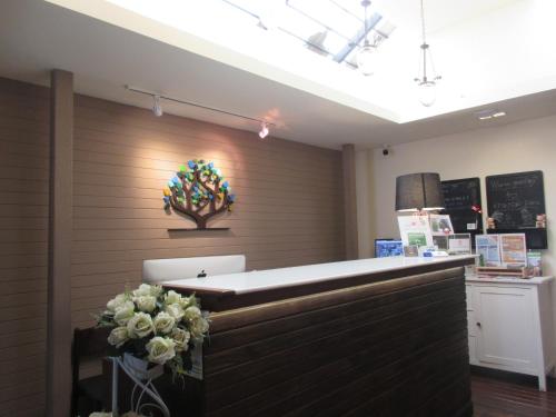 a bar in a restaurant with a flower on the wall at Khaosan Park Resort in Bangkok