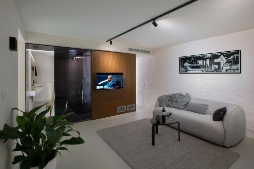 a living room filled with furniture and a tv at Snooz Ap Holiday & Business Flats in Ghent